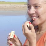 rouge à lèvres Pomponne teinte pêche modèle photo sourire