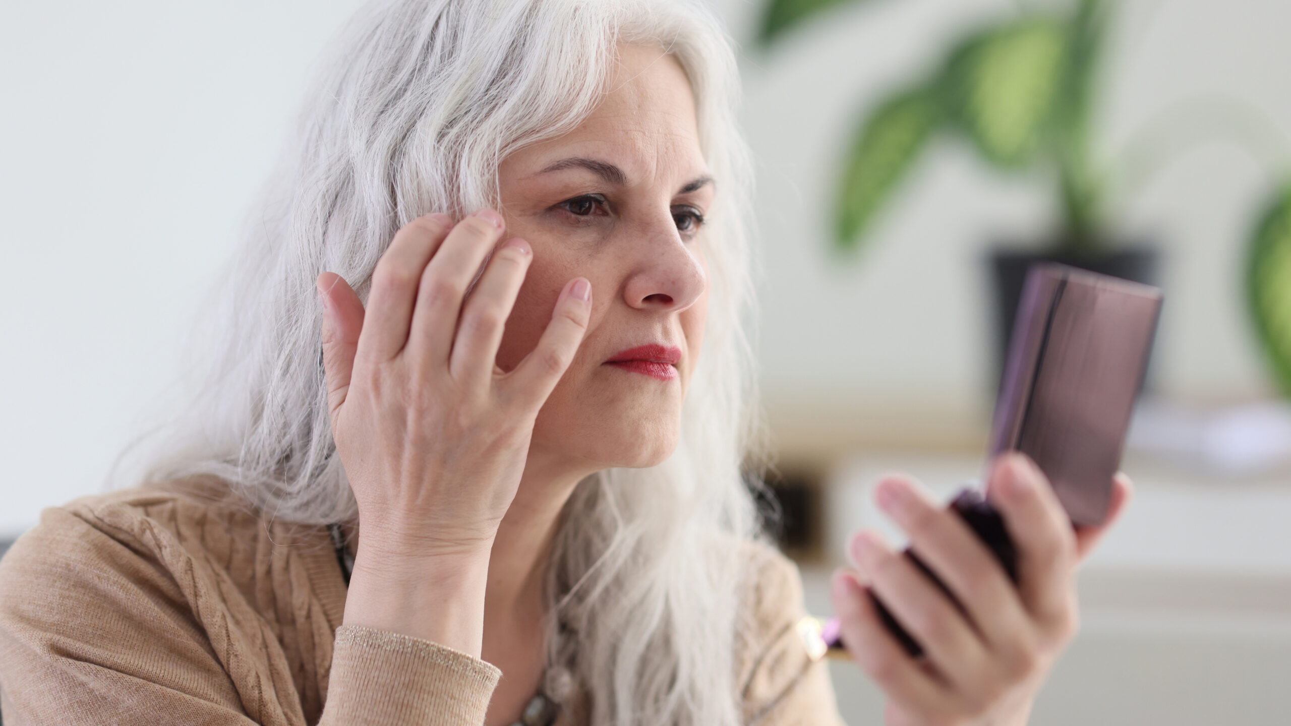 Cheveux blanc et maquillage : comment adapter sa routine beauté ? femme mature